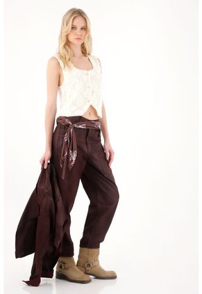 Tennis Jean Horseshoe Efecto Encerado Rojo Para Mujer