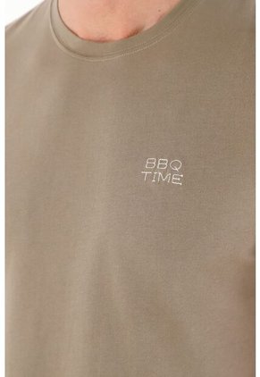 Camiseta Café Con Mini Bordado Para Hombre