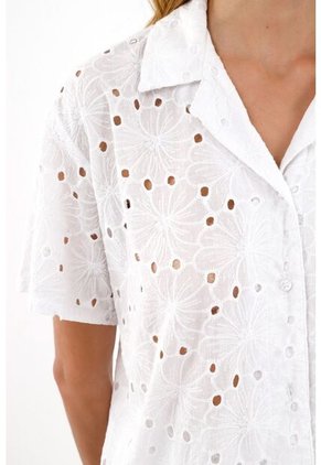 Camisa En Ojalillo Blanca Para Mujer