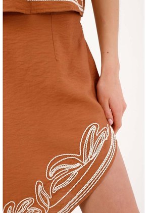 Tennis Falda Larga Fit Fluido Con Ruedo Asimétrico Bordado En Terracota Para Mujer