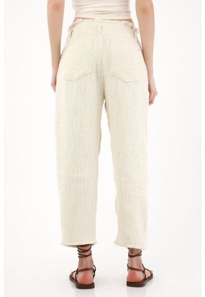 Tennis Jean Horseshoe Con Detalles Desflecados Crudo Para Mujer