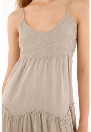 Tennis Vestido Largo Con Escote En V Café Con Detalle Fruncido Para Mujer