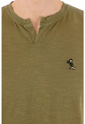 Camiseta Verde Con Abertura En V Para Hombre