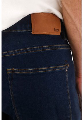 Tennis Jean Nudy Cinco Bolsillos Azul Con Diseño Versátil Para Hombre De Silueta Ajustada