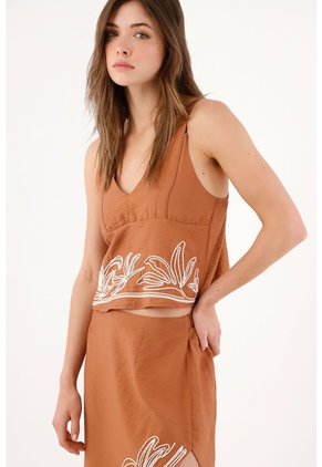 Tennis Top Crop Fit Relajado Con Bordado Floral En Terracota Para Mujer