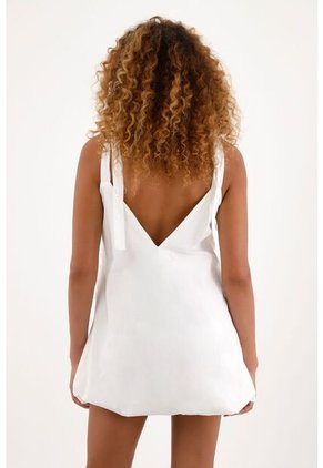 Tennis Vestido Corto Con Tela Bordada En Delantero Crudo Para Mujer