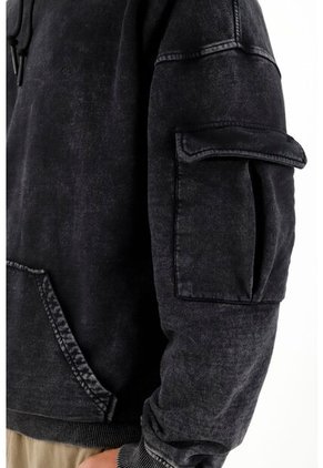 Buzo Negro Con Bolsillo Cargo En Manga Para Hombre