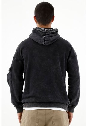 Buzo Negro Con Bolsillo Cargo En Manga Para Hombre