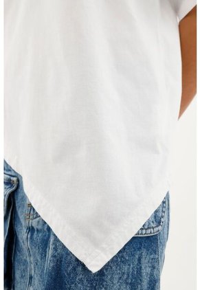 Camiseta Blanca Con Mangas Asimétricas Para Mujer
