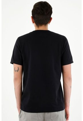 Camiseta Negra Con Mini Bordado En Punto Corazón Para Hombre