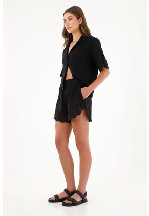 Tennis Bermuda Negra En Ojalillo Para Mujer