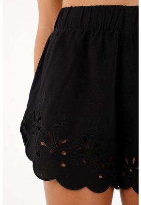 Tennis Bermuda Negra En Ojalillo Para Mujer