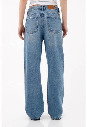 Tennis Jean Recto Con Botonadura Visible En Denim Para Mujer