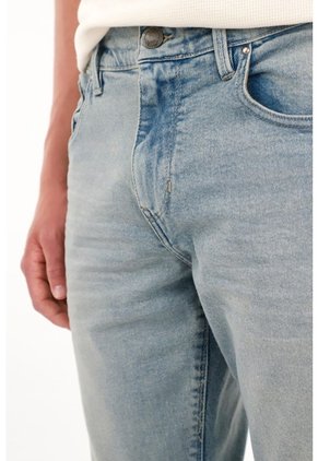 Tennis Jean Recto Tiro Medio Azul Claro Para Hombre