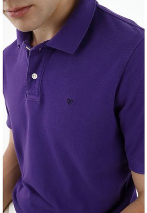 Polo Morada Con Cuello Tejido Para Hombre