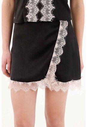 Tennis Falda Corta En Satín Negra Para Mujer