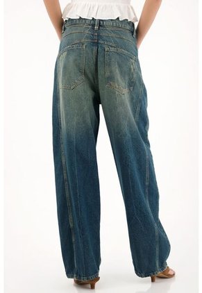 Tennis Jean Horseshoe De Tiro Bajo Con Rotos Localizados Para Mujer