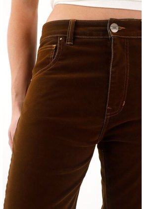 Jean Recto De Tiro Medio En Velvet Café Para Mujer