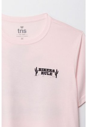 Camiseta Manga Corta Estampada Rosada Para Hombre