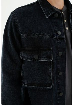 Chaqueta Negra Con Bolsillos Tipo Cargo Para Hombre