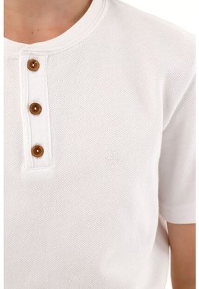 Camiseta Blanca Con Perilla De Botones Para Niño