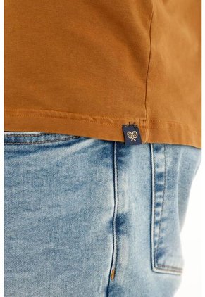 Tennis Camiseta En Tela Licrada Café Para Hombre