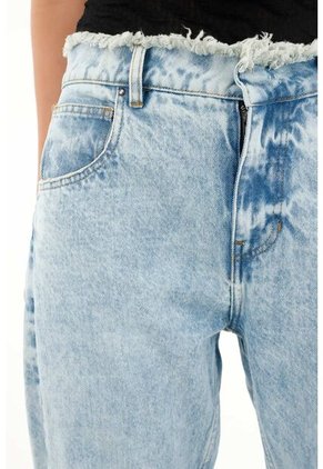 Tennis Jean Recto De Tiro Medio Con Pretina Desflecada Para Mujer