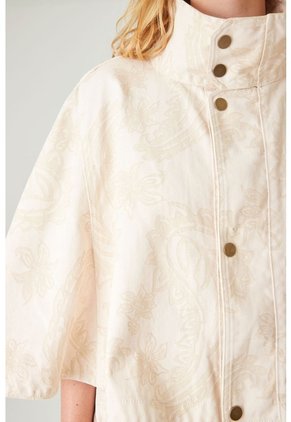 Tennis Capa Oversize Corta Con Cuello Alto Y Broches En Algodón Beige Para Mujer