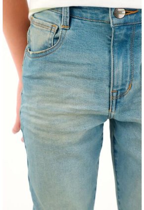 Jean Slim Tono Claro Con Roto Para Niño