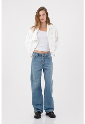 Tennis Jean Recto Con Botonadura Visible En Denim Para Mujer
