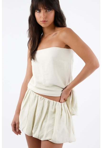 Tennis Falda Corta Para Mujer En Tejido Ligero Color Crema Silueta Globo Con Cintura Fruncida