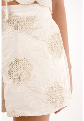 Tennis Short Con Bordado Delantero De Flores Crudo Para Mujer