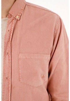 Camisa Rosada Con Bolsillos Delanteros Para Hombre