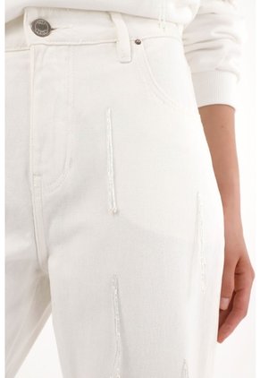 Tennis Jean Mom De Tiro Alto En Denim Crudo Para Mujer
