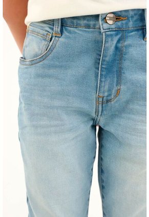 Jean Slim Tono Claro Con Arrugas 3D Para Niño