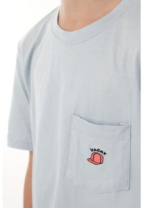 Camiseta Azul Con Bordado Y Bolsillo Para Niño