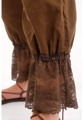 Tennis Pantalón Con Elástico Y Encaje En Bota Café Para Mujer