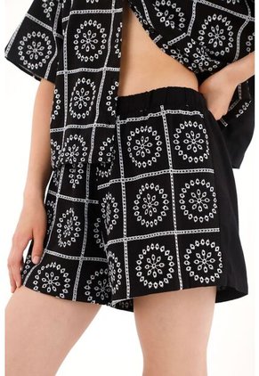 Tennis Short En Tela Bordada Tipo Ojalillo Negro Para Mujer