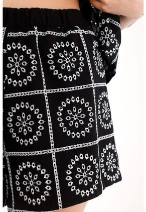 Tennis Short En Tela Bordada Tipo Ojalillo Negro Para Mujer