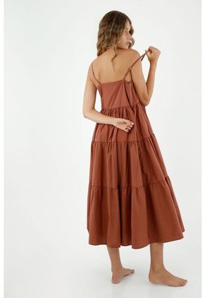 Vestido De Mujer, Diseño Midi Con Cuello Recto De Tiras, Con Cortes