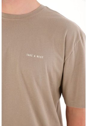 Tennis Camiseta Básica Estampada En Espalda Café Para Hombre