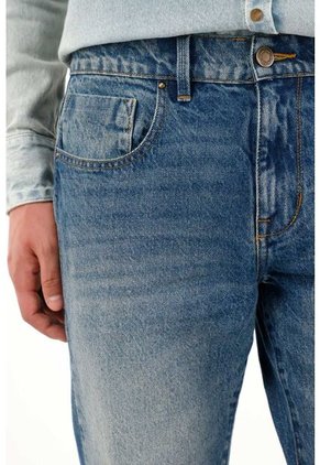 Tennis Jean Classic Tiro Medio Azul Con Acabado Ligero Para Hombre