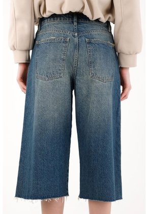 Tennis Bermuda En Denim Con Ruedo Al Corte Azul Para Mujer