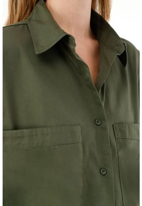 Camisa Verde Con Bolsillos Delanteros Para Mujer