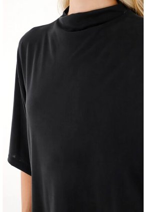Tennis Camiseta Cuello Alto Negra Para Mujer