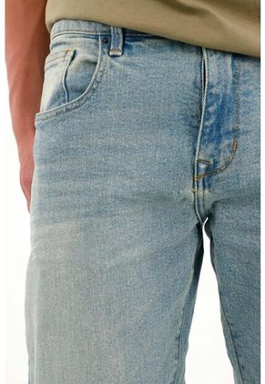 Tennis Jean Recto Con Desgaste Azul Claro Para Hombre