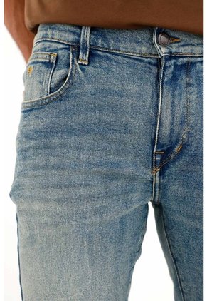 Tennis Jean Nudy Tiro Medio Azul Con Detalle Fruncido Para Hombre