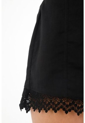 Tennis Bermuda Negra Con Detalles De Encaje Para Mujer