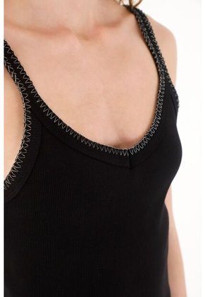 Tennis Camiseta Negra En Rib Manga Sisa Para Mujer