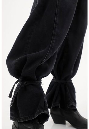 Tennis Jean Wide Leg Con Amarres En Bota Negro Para Mujer